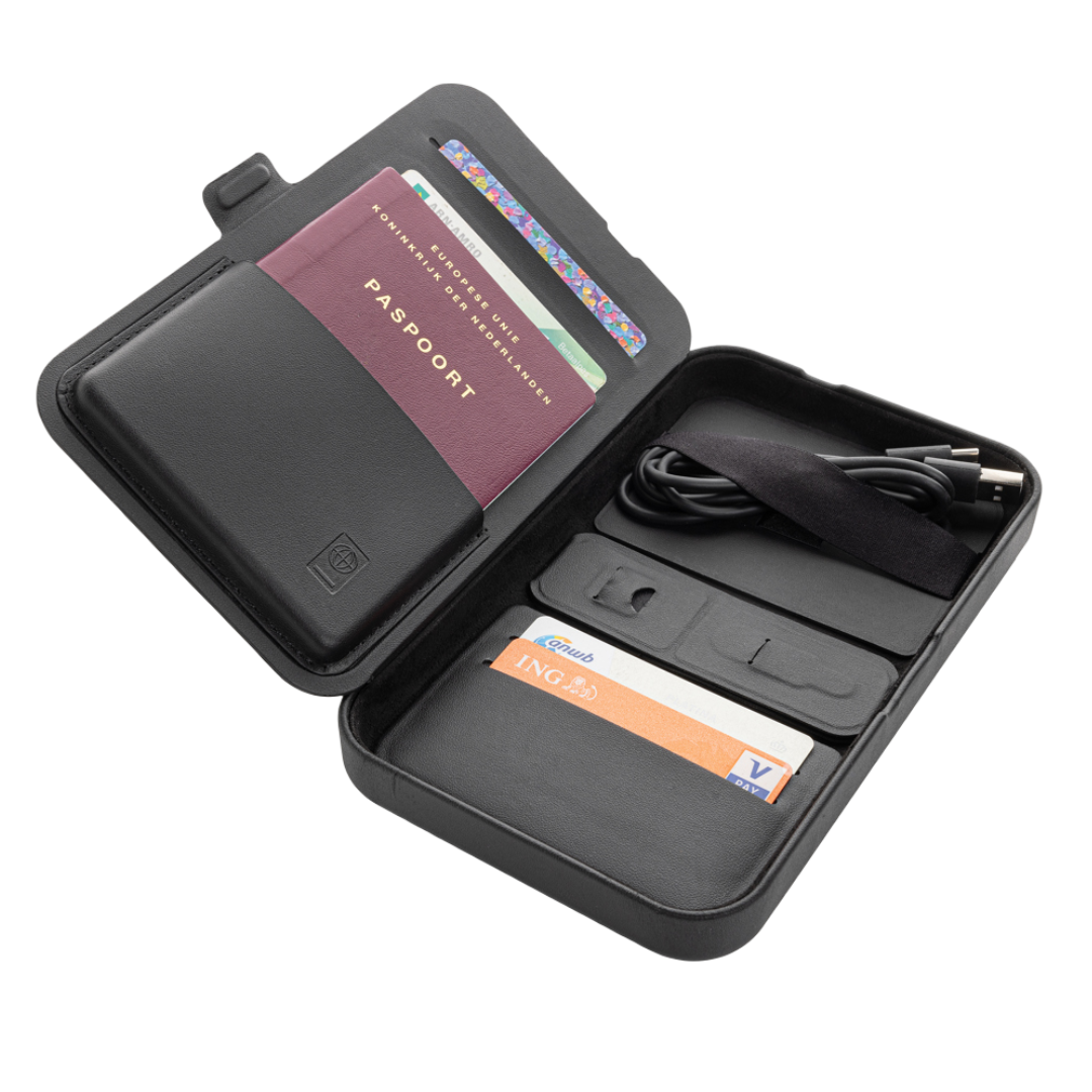 Swiss Peak RCS recycled travel case with 3 in 1 charger